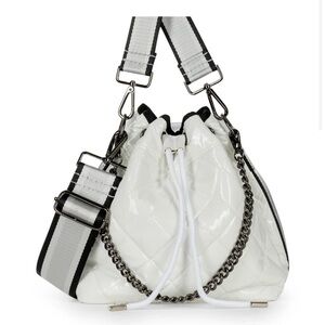 LINDSEY BLANC PUFFER BUCKET BAG
Super cute bag with matching wristlet